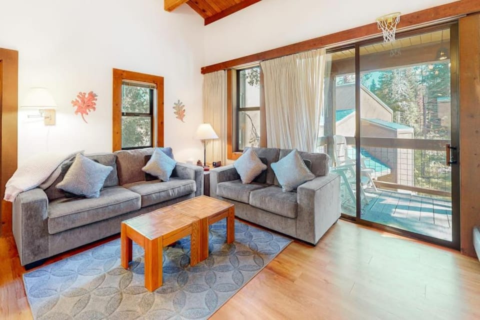 Condo with fireplace balcony washer&dryer hot tub & basketball & tennis courts House in Northstar Drive