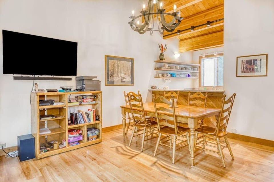 Condo with fireplace balcony washer&dryer hot tub & basketball & tennis courts House in Northstar Drive