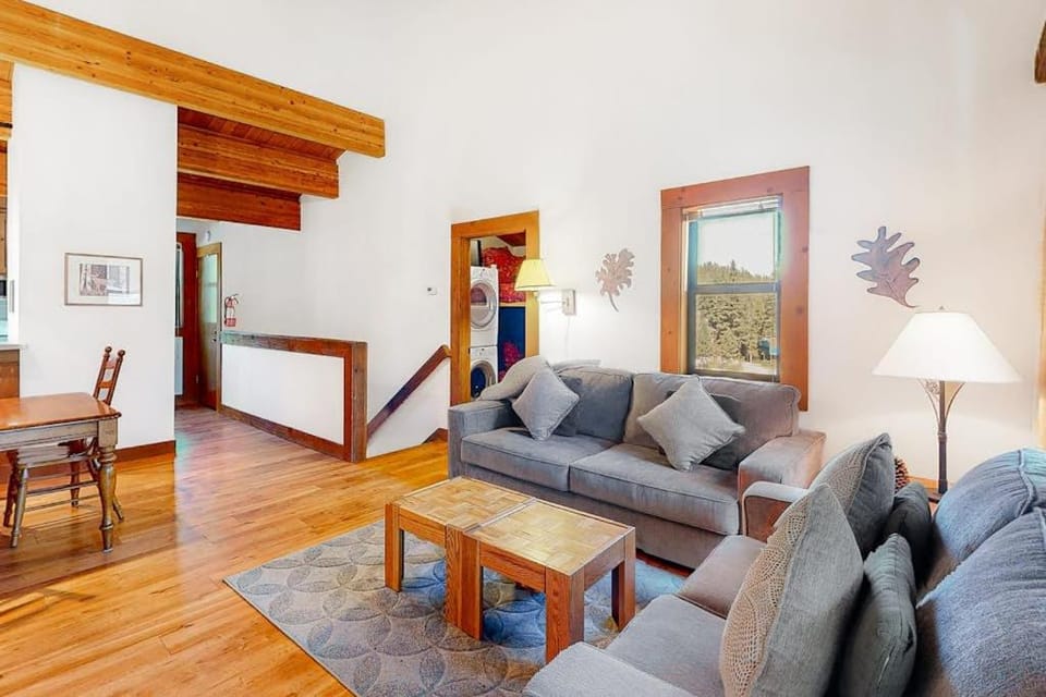 Condo with fireplace balcony washer&dryer hot tub & basketball & tennis courts House in Northstar Drive