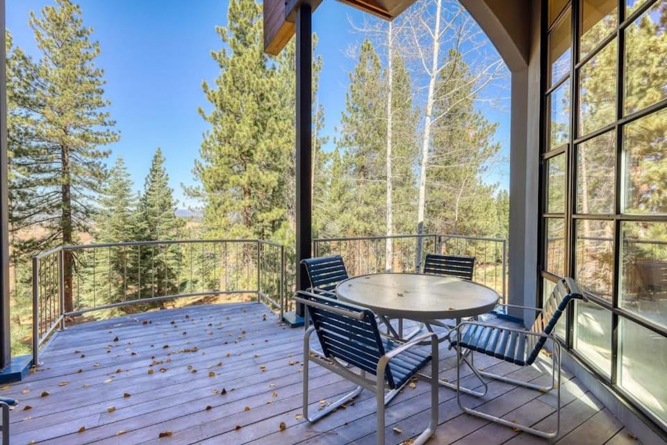 Unique circular home with wood fireplace grill & EV charger - dogs ok House in Sierra Nevada