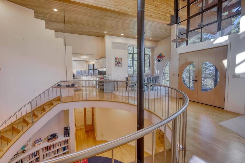 Unique circular home with wood fireplace grill & EV charger - dogs ok House in Sierra Nevada