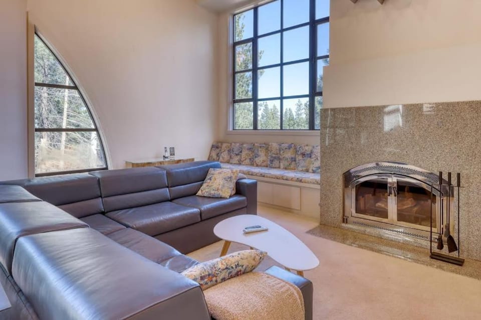 Unique circular home with wood fireplace grill & EV charger - dogs ok House in Sierra Nevada
