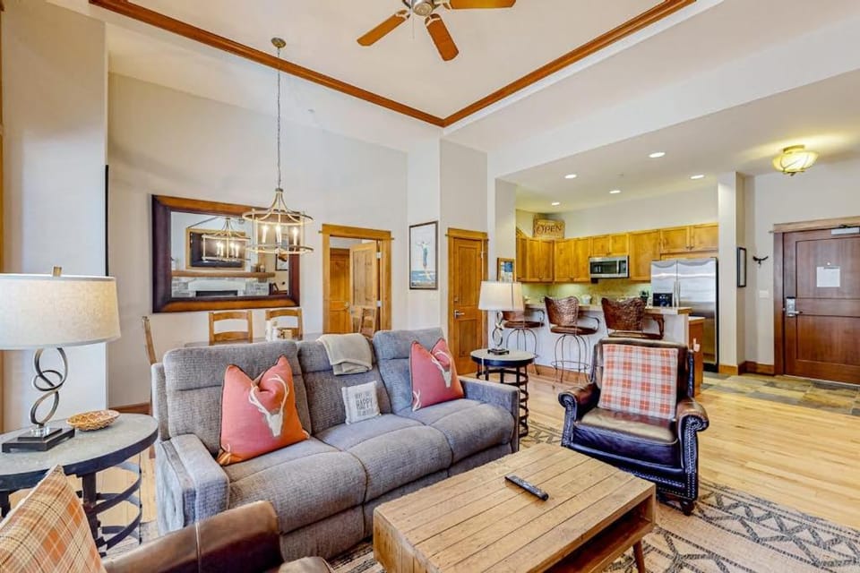 Snowscape Serenity - Ski-in-ski-out condo in Truckee with hot tub access House in Northstar Drive