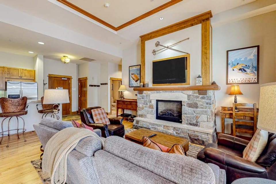 Snowscape Serenity - Ski-in-ski-out condo in Truckee with hot tub access House in Northstar Drive
