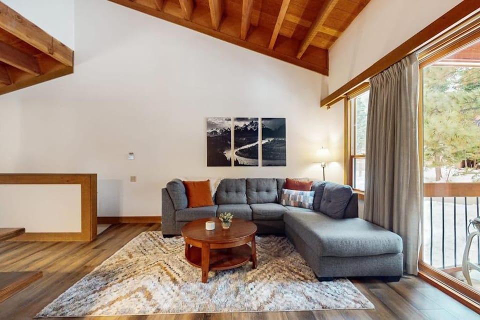 Cozy townhouse with pool access board games and fireplace - near skiing House in Northstar Drive
