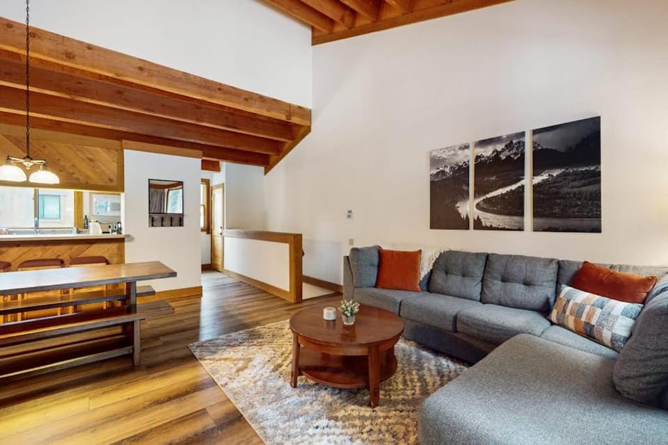 Cozy townhouse with pool access board games and fireplace - near skiing House in Northstar Drive
