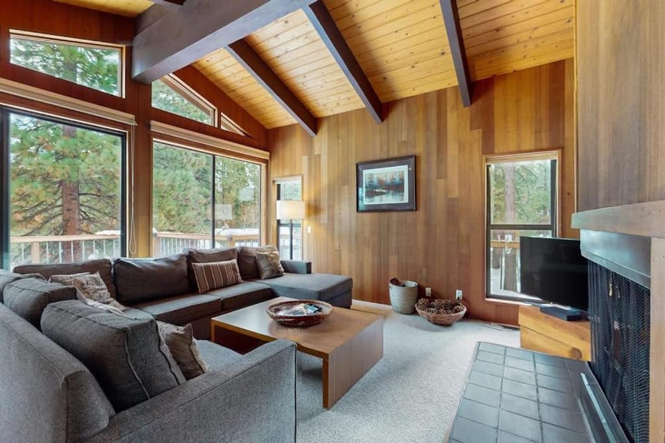 Serene home with fireplace spacious deck sauna WiFi and nearby activities House in Northstar Drive