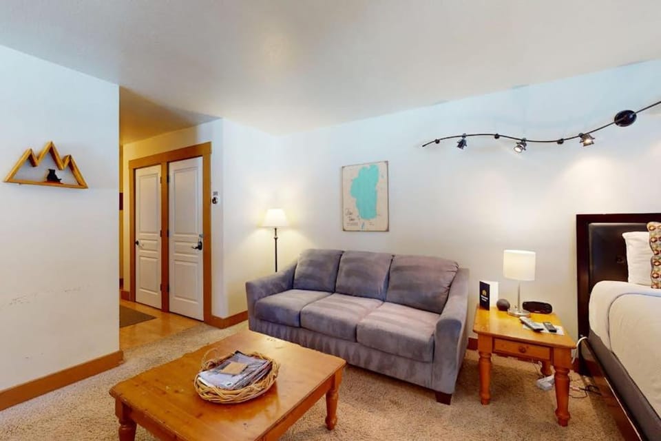 Bright studio with access to hot tub & pools - near the slopes Apartment in Northstar Drive