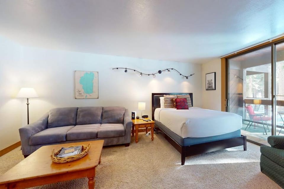 Bright studio with access to hot tub & pools - near the slopes Apartment in Northstar Drive