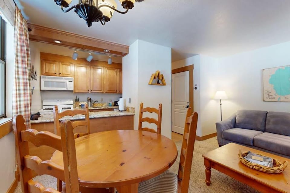 Bright studio with access to hot tub & pools - near the slopes Apartment in Northstar Drive