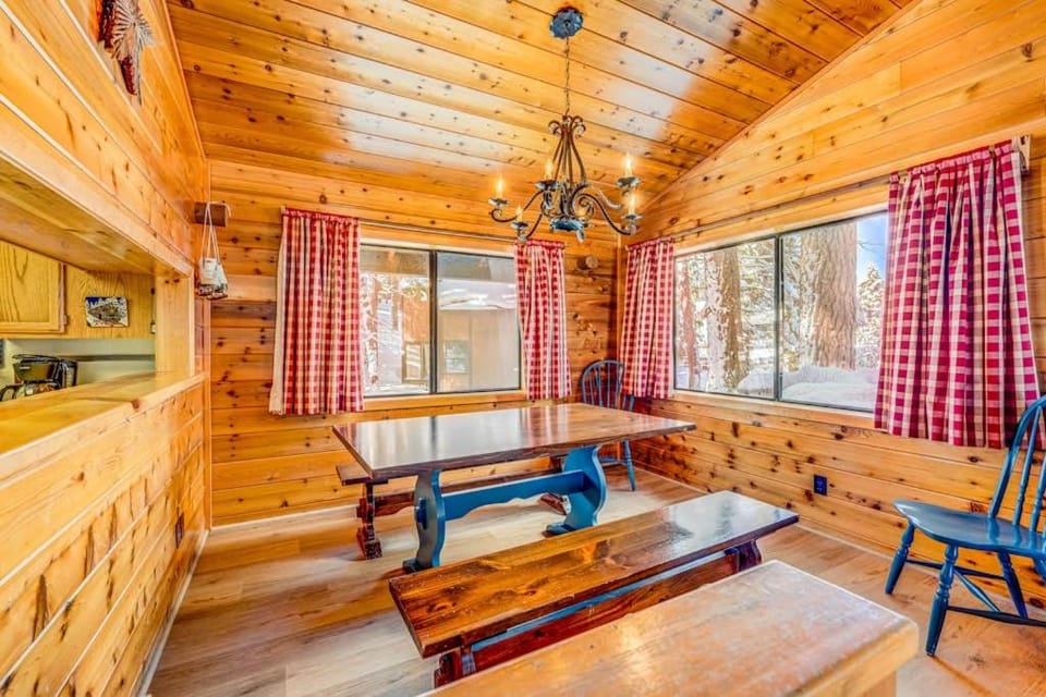 Fun home with game room - near on-site golf pools & hot tub House in Sierra Nevada