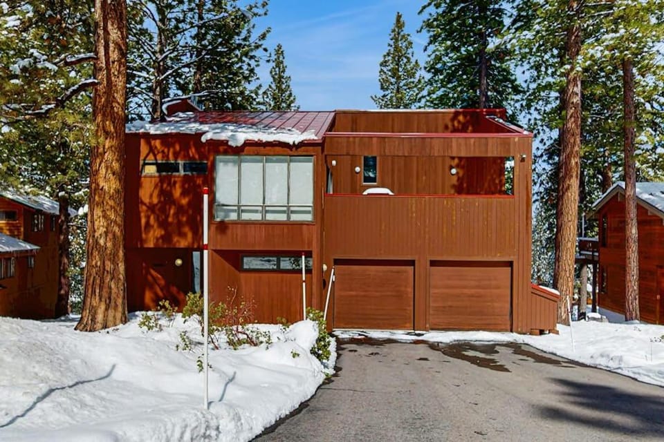 Modern mountain home with private hot tub deck fireplace & skiing nearby House in Northstar Drive