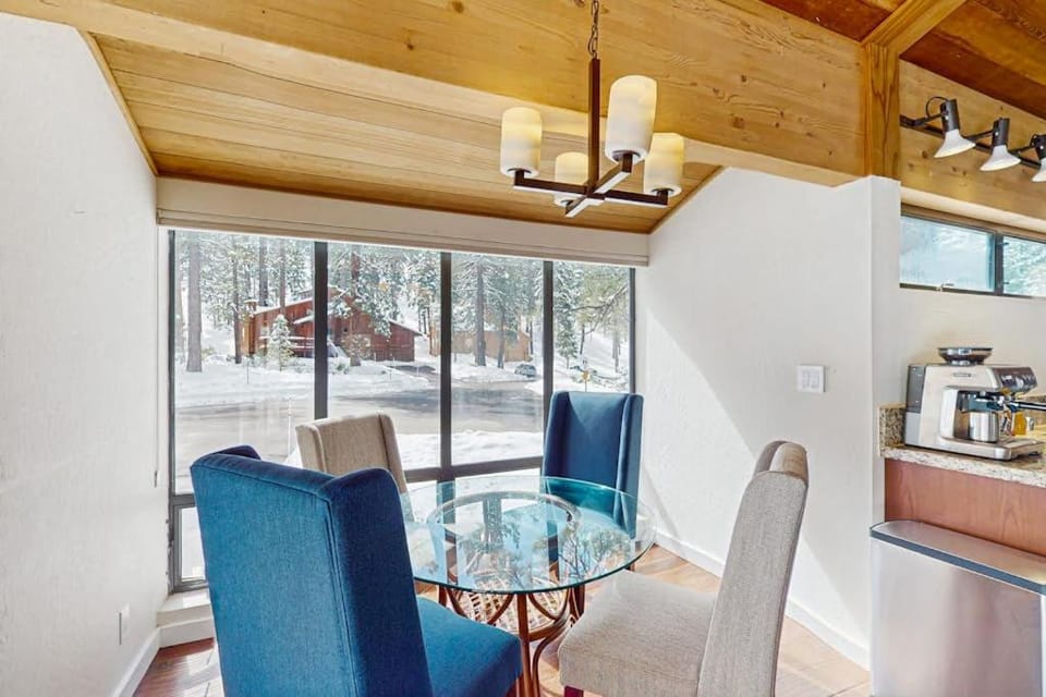 Modern mountain home with private hot tub deck fireplace & skiing nearby House in Northstar Drive