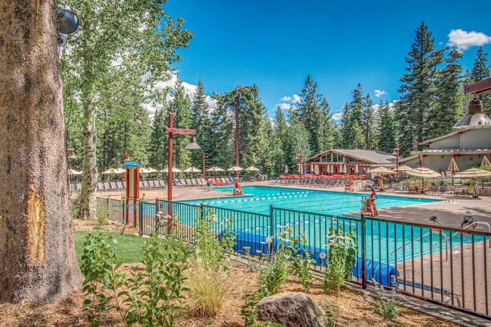 Modern mountain home with private hot tub deck fireplace & skiing nearby House in Northstar Drive
