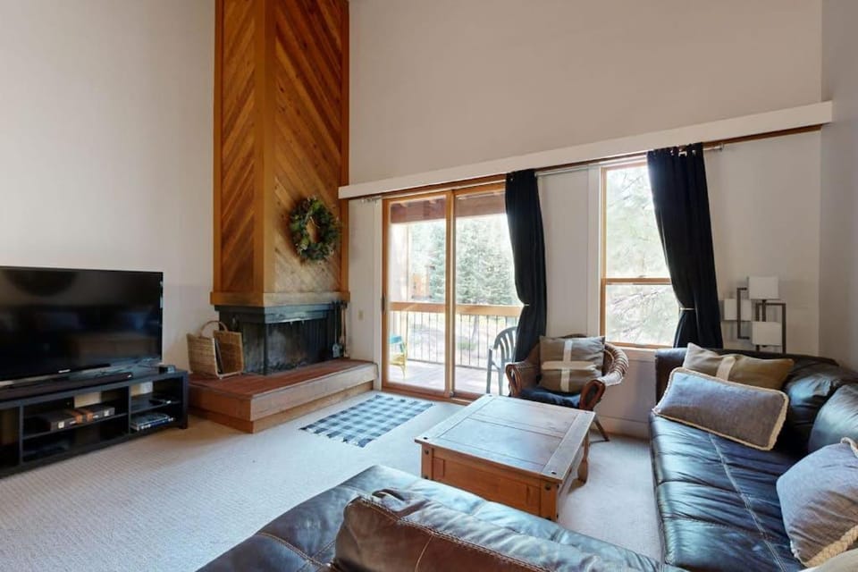 Mountain Condo with Fireplace Balcony WiFi House in Northstar Drive