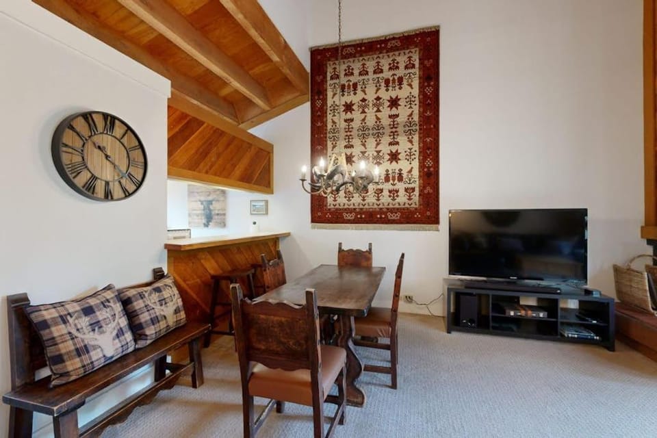 Mountain Condo with Fireplace Balcony WiFi House in Northstar Drive