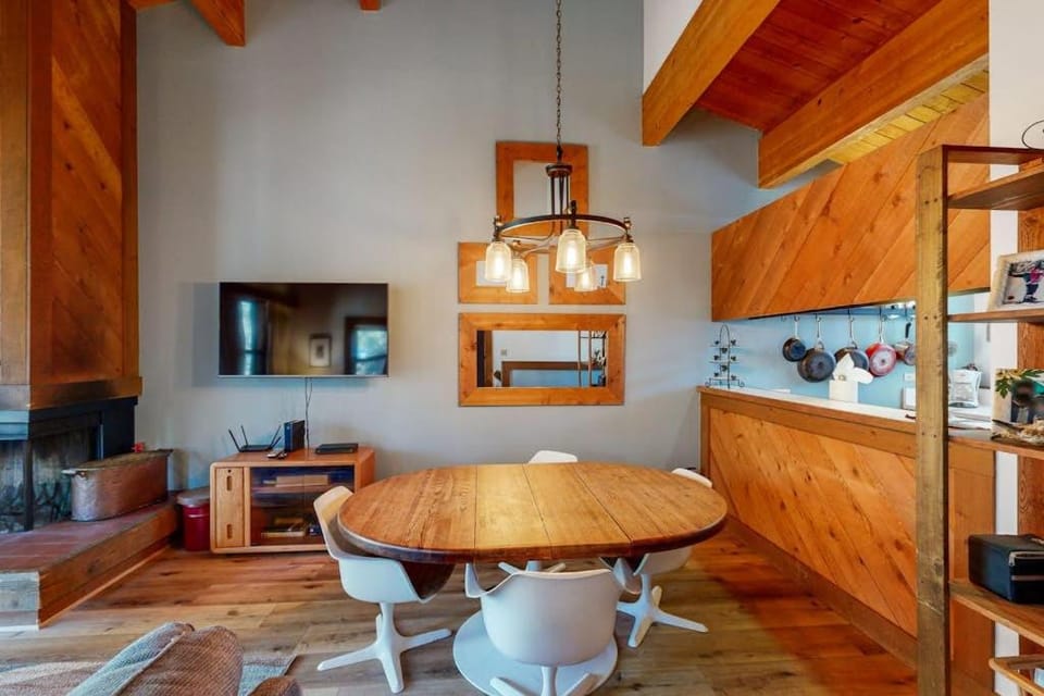 Cozy updated condo with pool hot tub on-site golf sauna & mountain views House in Northstar Drive