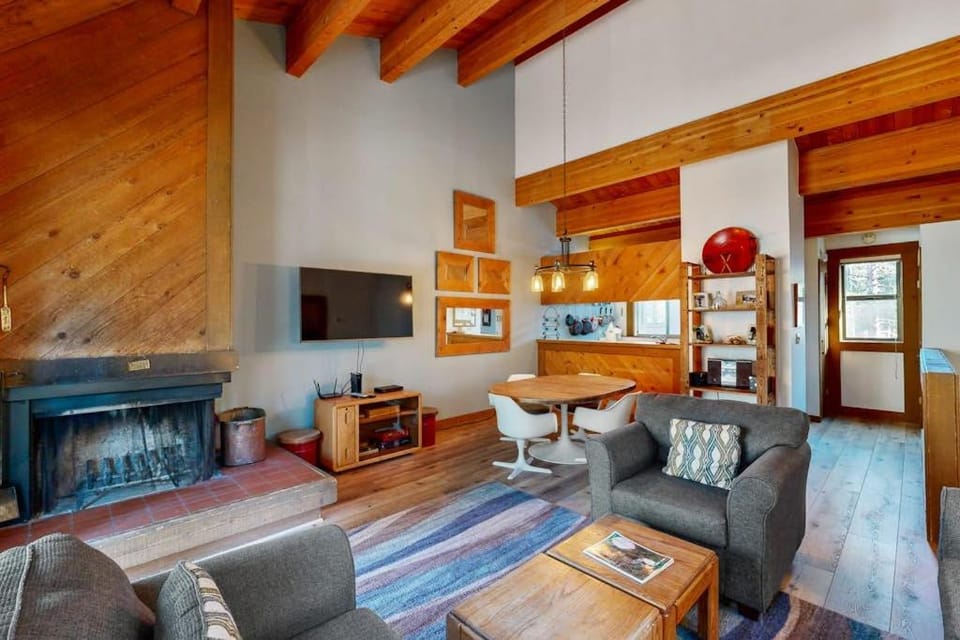 Cozy updated condo with pool hot tub on-site golf sauna & mountain views House in Northstar Drive