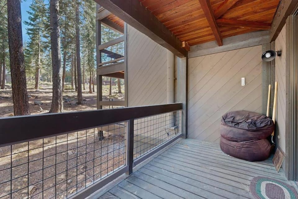Resort studio with balcony pool & hot tub access & free ski shuttle Apartment in Northstar Drive