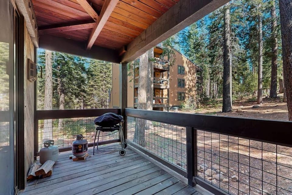 Resort studio with balcony pool & hot tub access & free ski shuttle Apartment in Northstar Drive