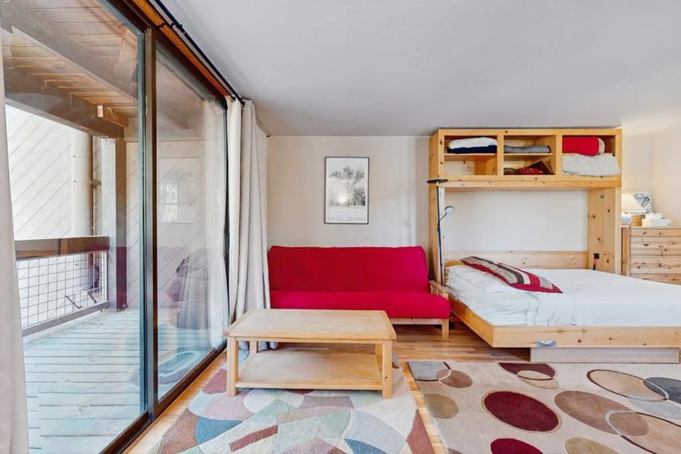 Resort studio with balcony pool & hot tub access & free ski shuttle Apartment in Northstar Drive