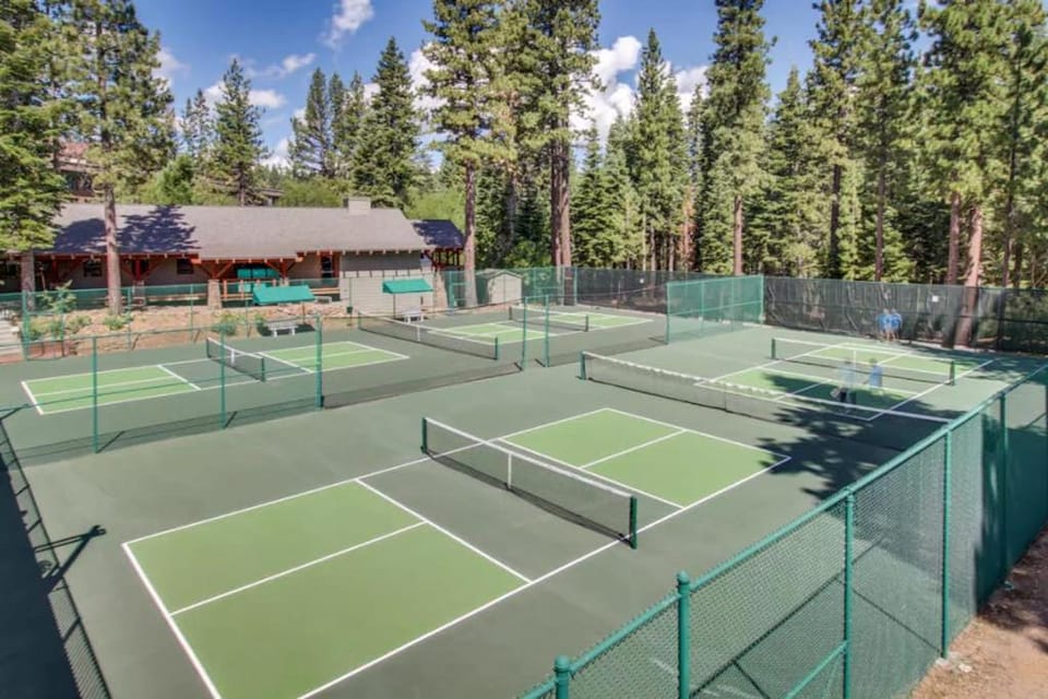 Cozy ski townhome with washer&dryer - access to pool hot tub & sauna House in Northstar Drive