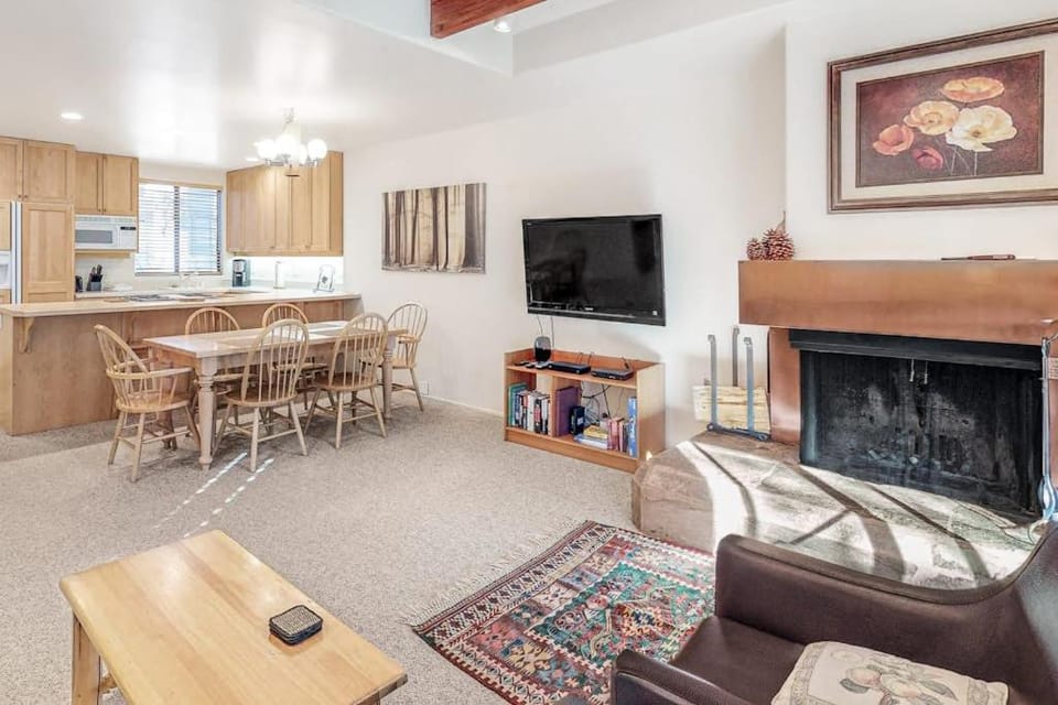 Cozy ski townhome with washer&dryer - access to pool hot tub & sauna House in Northstar Drive