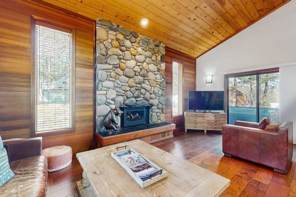 Remodeled house with private hot tub pool access tennis & Ping-Pong House in Sierra Nevada
