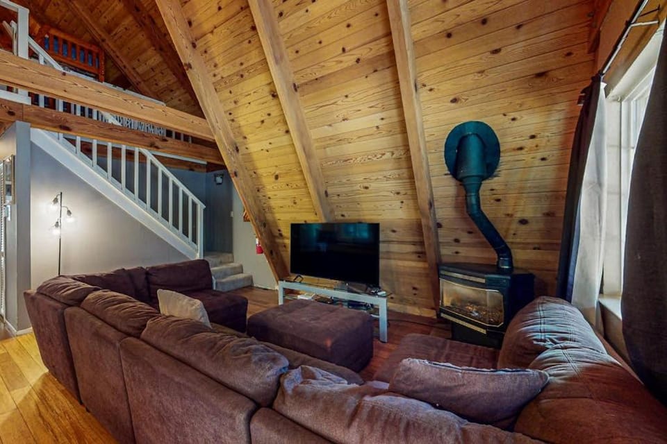 Tranquil Family-Friendly A-Frame Cabin with Big Backyard Deck & Gas Grill Cabin in Sierra Nevada