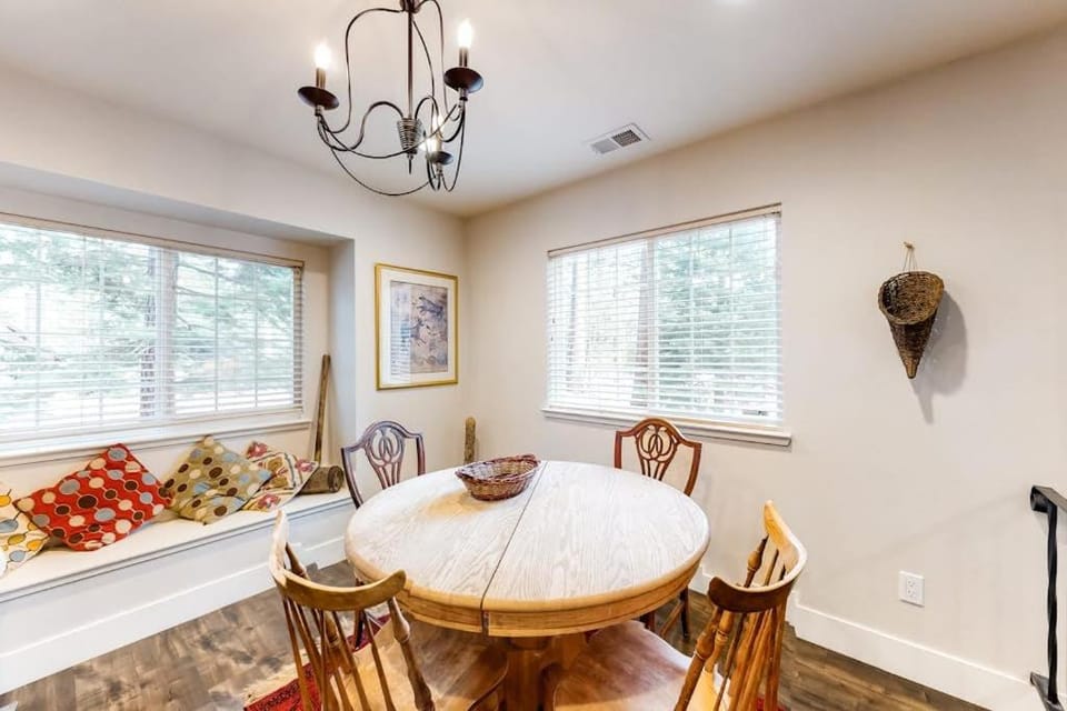 Mountain-view dog-friendly home with large yard in private locale near skiing House in South Lake Tahoe