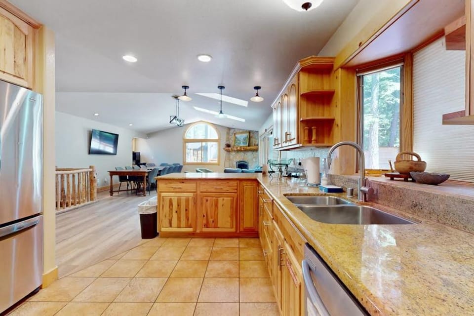 Grand lodge in the woods near golf hiking & skiing with multiple fireplaces House in Sierra Nevada