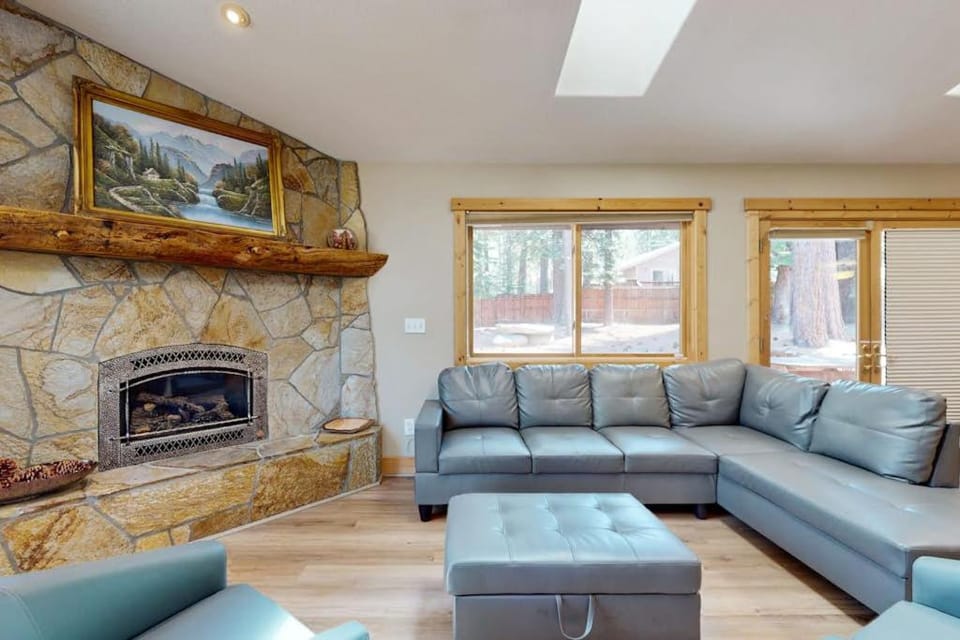 Grand lodge in the woods near golf hiking & skiing with multiple fireplaces House in Sierra Nevada
