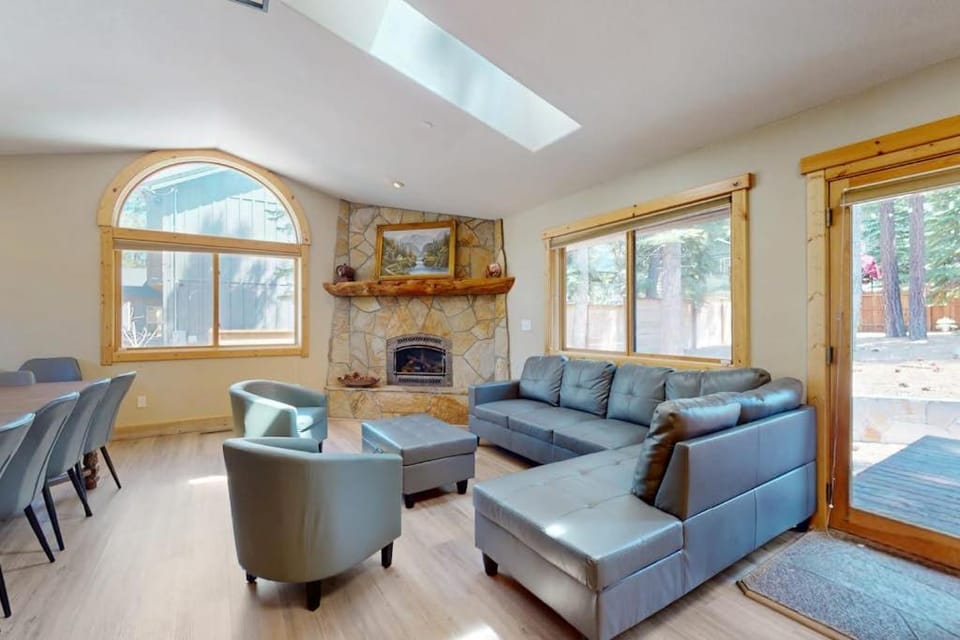 Grand lodge in the woods near golf hiking & skiing with multiple fireplaces House in Sierra Nevada