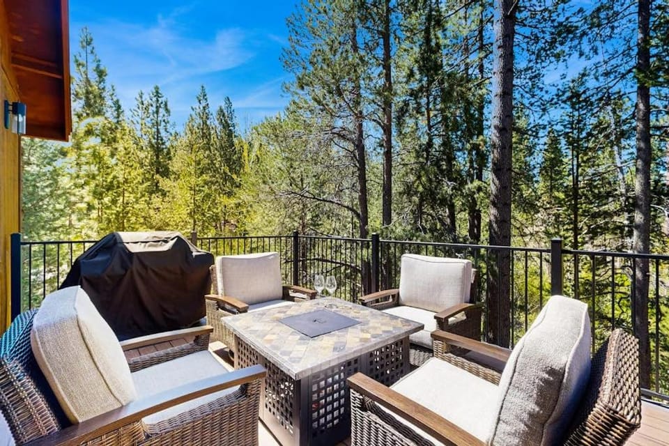 Spacious home near Lake Tahoe with private hot tub & two decks - near dining House in South Lake Tahoe
