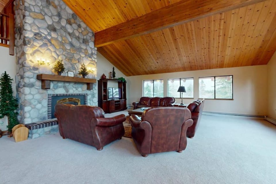 Lakeview home with WiFi billiards & Ping-Pong House in South Lake Tahoe