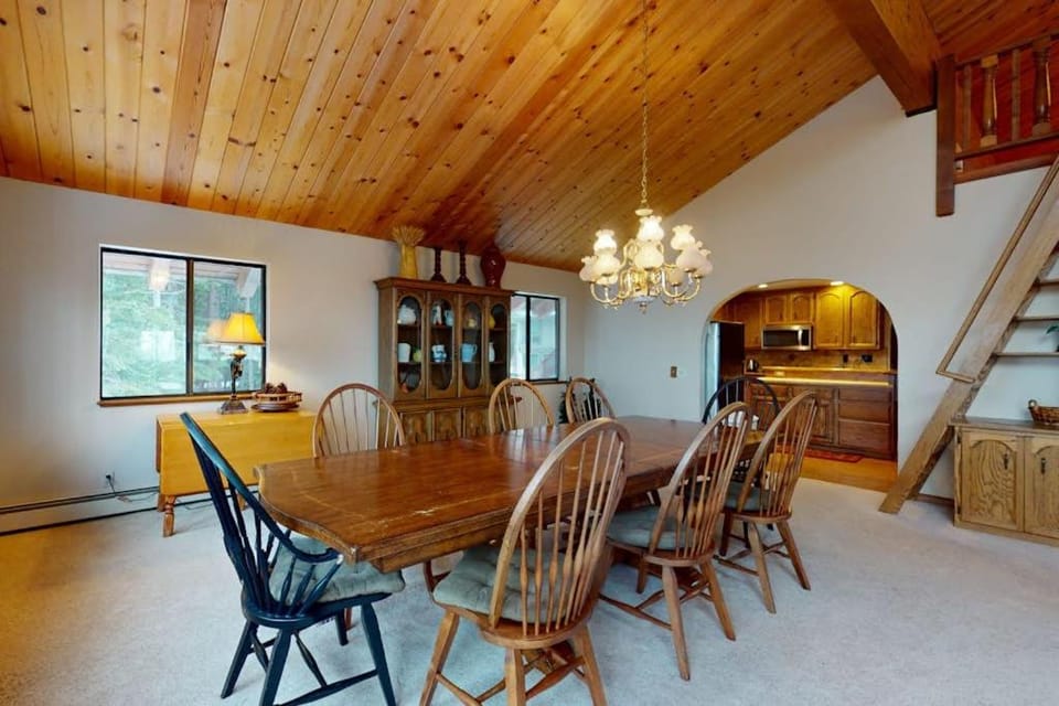 Lakeview home with WiFi billiards & Ping-Pong House in South Lake Tahoe
