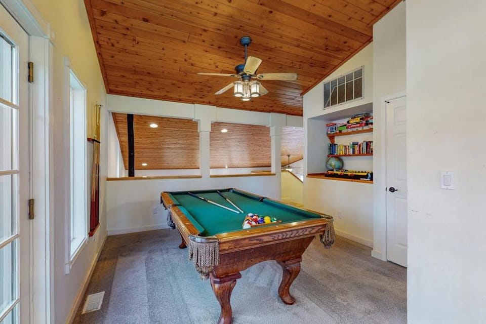 Spacious home with a pool table close to golf skiing hiking & biking House in Sierra Nevada