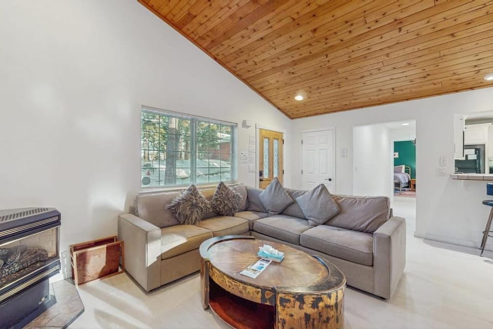 Spacious home with a pool table close to golf skiing hiking & biking House in Sierra Nevada