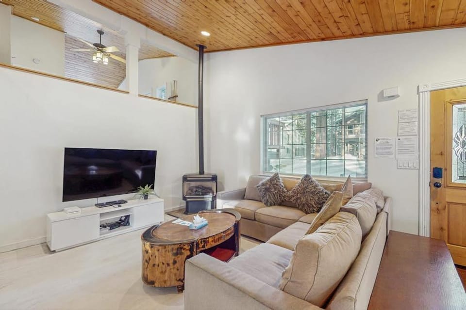 Spacious home with a pool table close to golf skiing hiking & biking House in Sierra Nevada