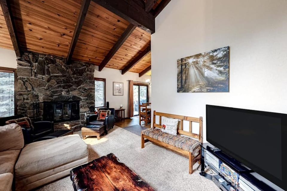 Beautiful cabin near hiking biking skiing Heavenly Valley with fireplace Cabin in Sierra Nevada