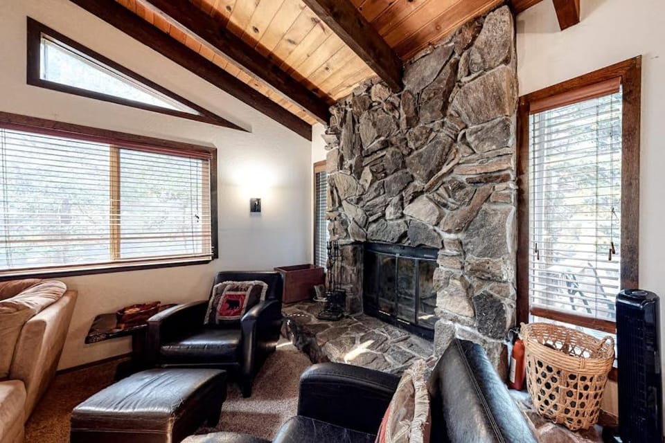 Beautiful cabin near hiking biking skiing Heavenly Valley with fireplace Cabin in Sierra Nevada