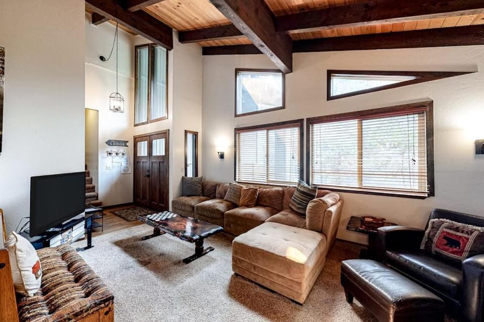 Beautiful cabin near hiking biking skiing Heavenly Valley with fireplace Cabin in Sierra Nevada