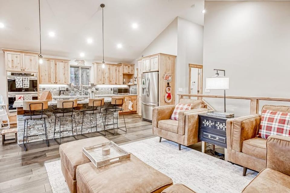 Luxury Home - Pool Table Jetted Tub Fireplaces Free WiFi washer&dryer House in South Lake Tahoe