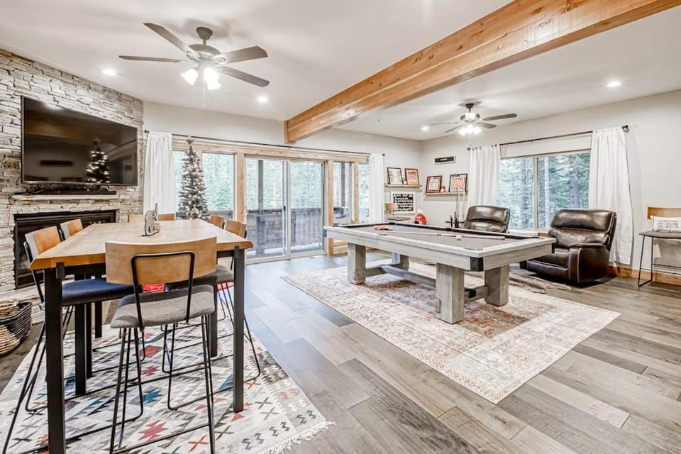 Luxury Home - Pool Table Jetted Tub Fireplaces Free WiFi washer&dryer House in South Lake Tahoe