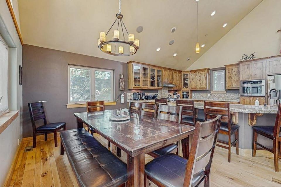 Mountain-view house near lake beach and historic casinos House in South Lake Tahoe