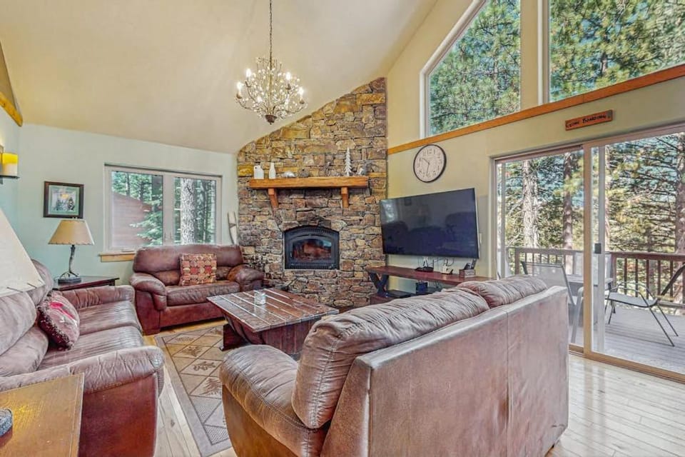Mountain-view house near lake beach and historic casinos House in South Lake Tahoe
