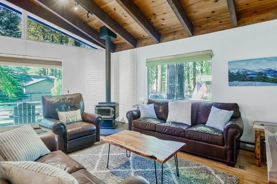 Family Home with Fast WiFi Wood Stove Firepit & Enclosed Yard - Dogs OK House in South Lake Tahoe