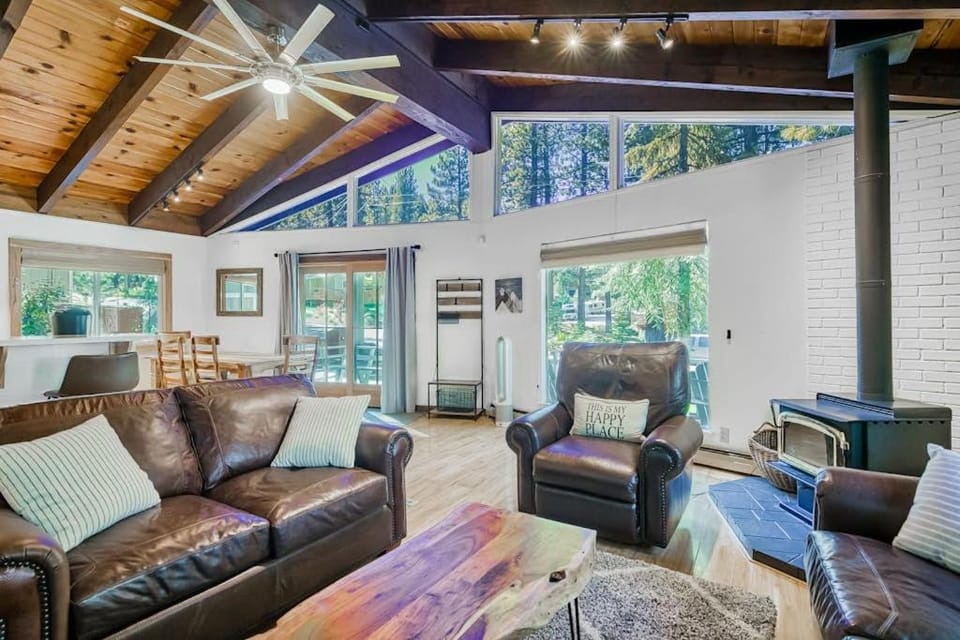 Family Home with Fast WiFi Wood Stove Firepit & Enclosed Yard - Dogs OK House in South Lake Tahoe
