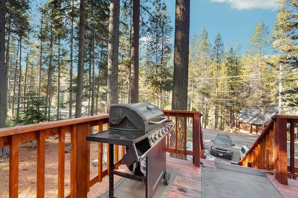 Stylish alpine escape with deck hot tub grill fireplace & washer&dryer House in Sierra Nevada