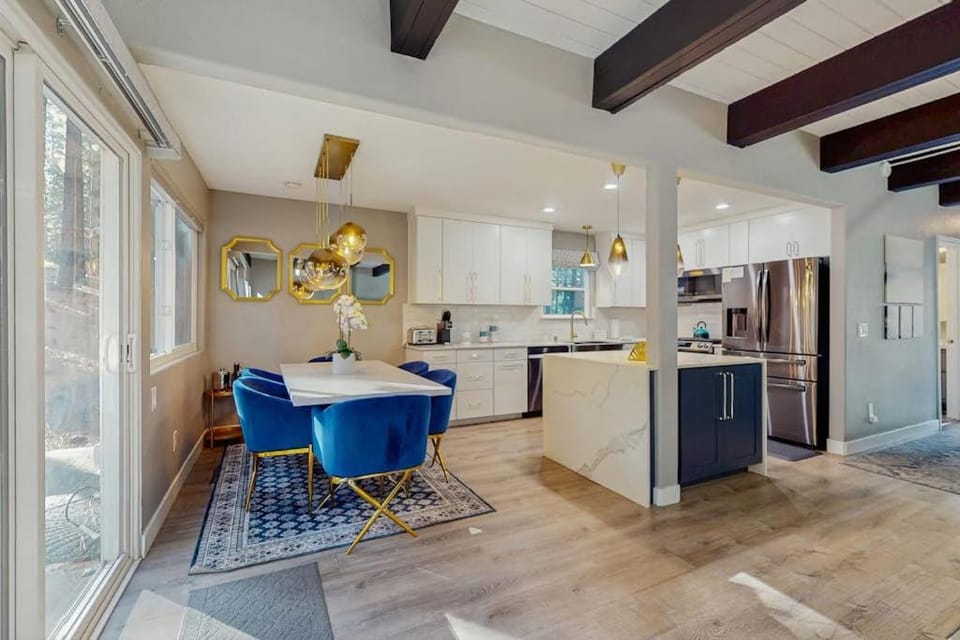Stylish alpine escape with deck hot tub grill fireplace & washer&dryer House in Sierra Nevada